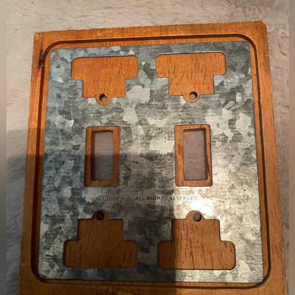 HARLEY DAVIDSON DOUBLE LIGHT SWITCH WALL PLATE STAINED WOOD GRAIN W/EMBLEM (70) - Picture 2 of 4